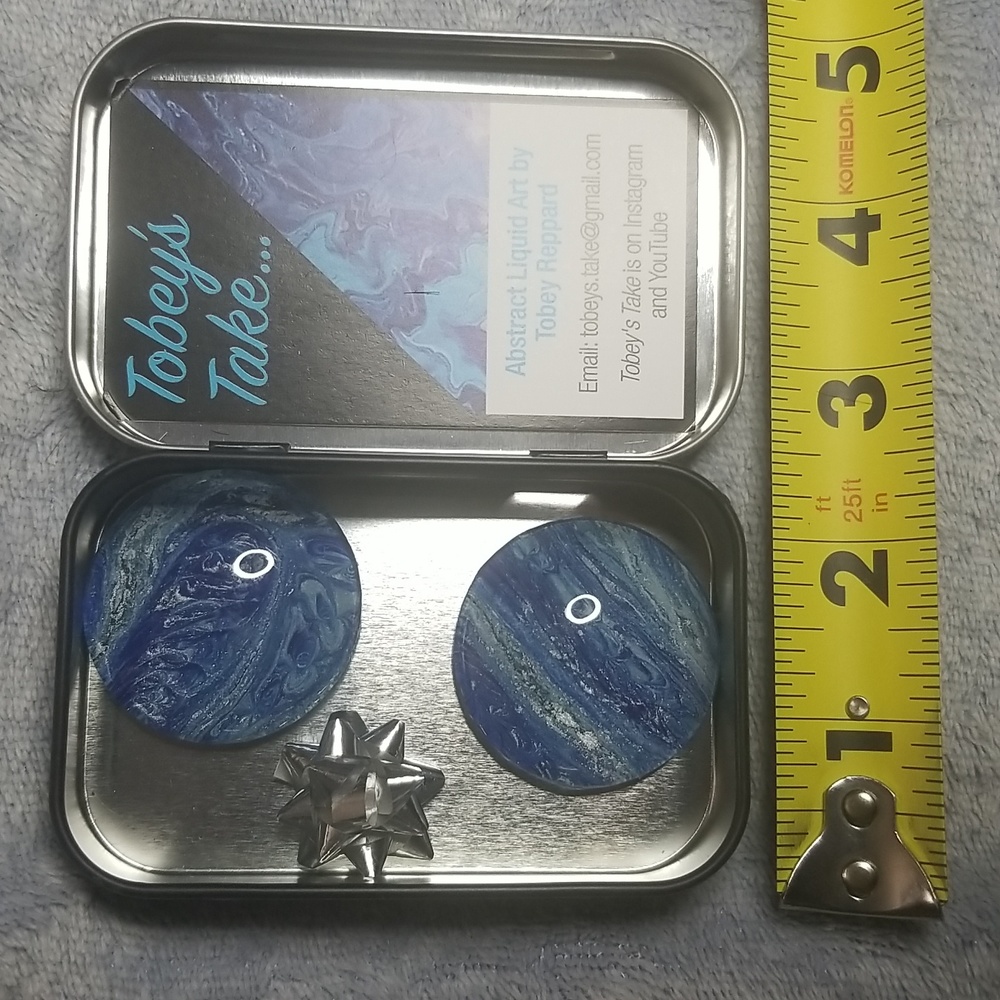 Original paint pouring magnets in gift tin.
